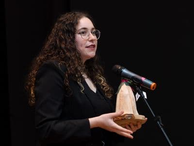 Ángela presentando Erosión