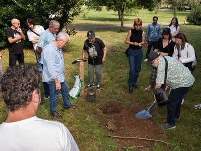 Iago Lourido na plantación da árbore do X Chanfaina Lab