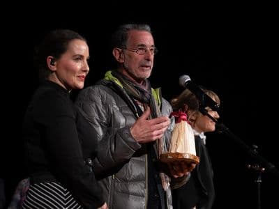 Sonia Arranz e Xosé M. Rabón recollendo a Lola Chanfaineira