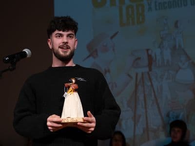 Iago Lourido recollendo a súa Lola Chanfaineira