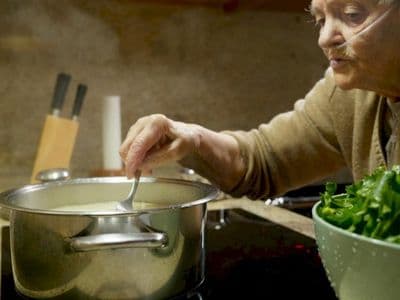 A protagonista, Marina Gundín facendo o caldo