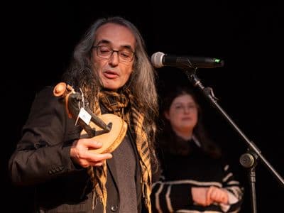 Alberte Pagán mira o premio