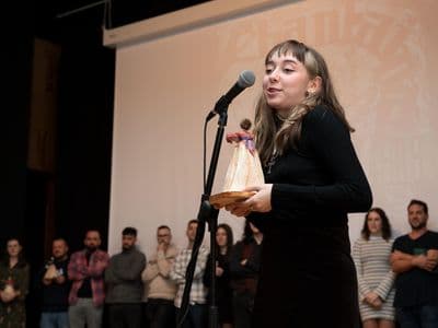 Andrea Pena recollendo a súa Lola