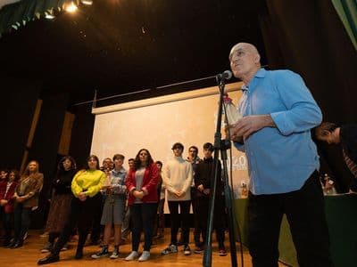 Anxo presentando a peza na VI Gala Chanfaina Lab