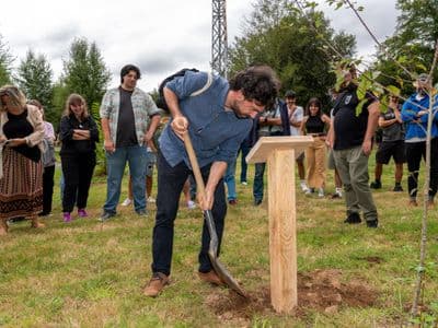 Félix plantando a árbore da VIII Chanfaina Lab