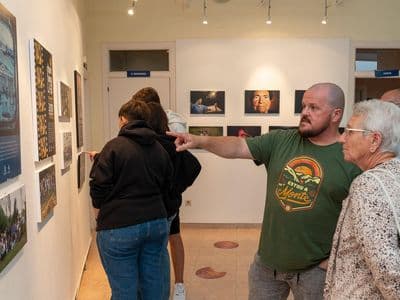 Fran e Maruxa na exposición da Chanfaina Lab