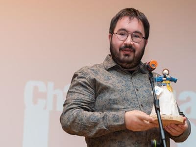Francisco Cela recollendo a sua Lola chanfaineira