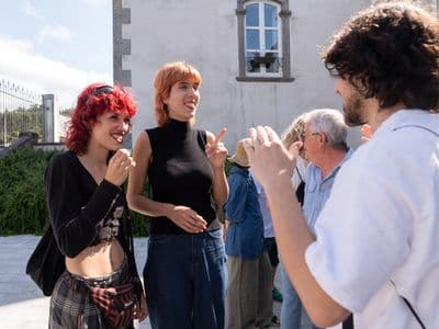 Gala e Rocío charlando con cineastas na recepción do Concello de San Sadurniño