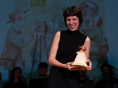 Gala recollendo a Lola Chanfaineira