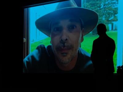 Gon Caride presentando a sua peza na X Gala ChanfainaLab