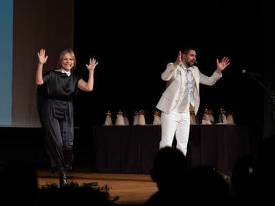 Kevin con Isabel Blanco presentando a X Gala Chanfaina Lab