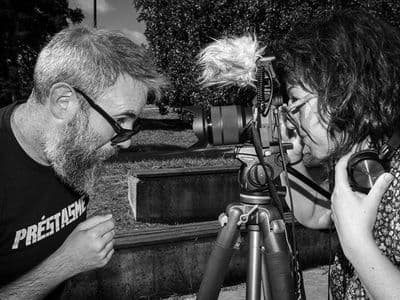 Iván e María en espello coa cámara
