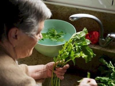 A protagonista, Marina Gundín facendo o caldo