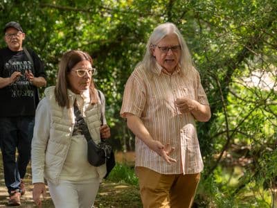 Milagros Bará e Carlos Amil paseando polo río Xuvia