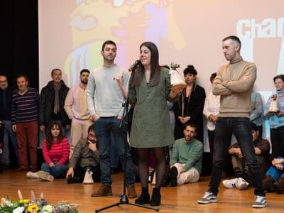 NaraíoMedia recollendo a Lola Chanfaineira