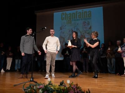 NaraíoMedia recollendo a Lola Chanfaineira