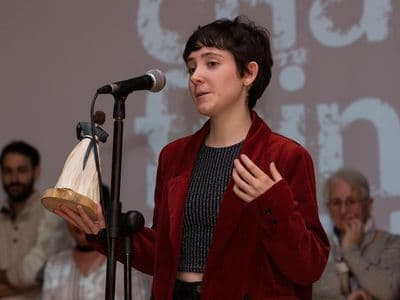 Natalia presentando a sua peza