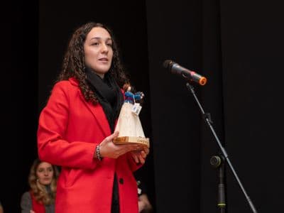 Noa Cortizas recollendo a Lola chanfaineira