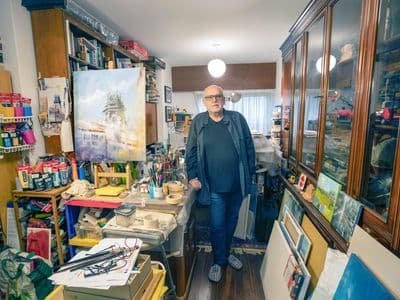 O pintor Fran Otero no seu estudo