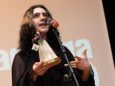 Pablo Martínez, recollendo a Lola Chanfaineira