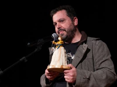 Pablo recollendo a súa Lola chanfaineira