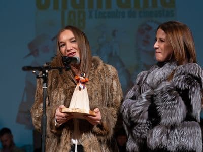 The Sungirls presentando a súa peza