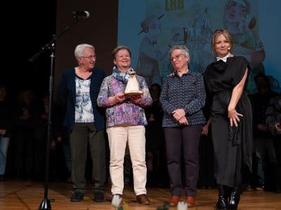 Teño unha horta con Isabel Blanco recollendo a Lola Chanfaineira