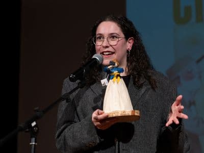 Ángela presentando a súa peza na Gala X Chanfaina Lab