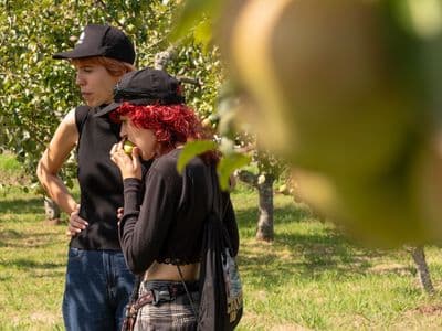 Rocío e Gala comendo mazás e pensando na próxima xogada