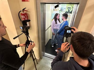 Ángela en Kevin en pleno rodaxe no ascensor