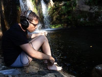 Samuel escoitando os ronseis do tempo